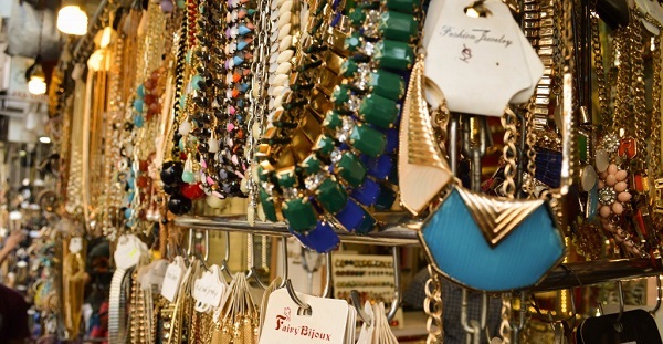 Buy fabulous accessories at the Colaba Causeway market