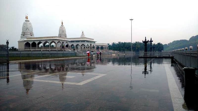 The compound of the Bawkhaleshwar Temple