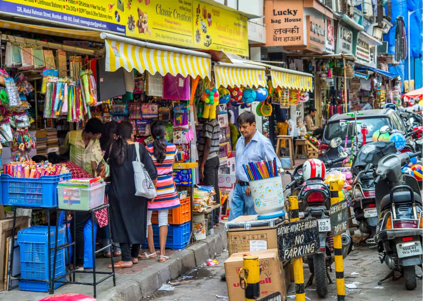 13 Street Shopping Markets in Mumbai For The Bargain Hunter