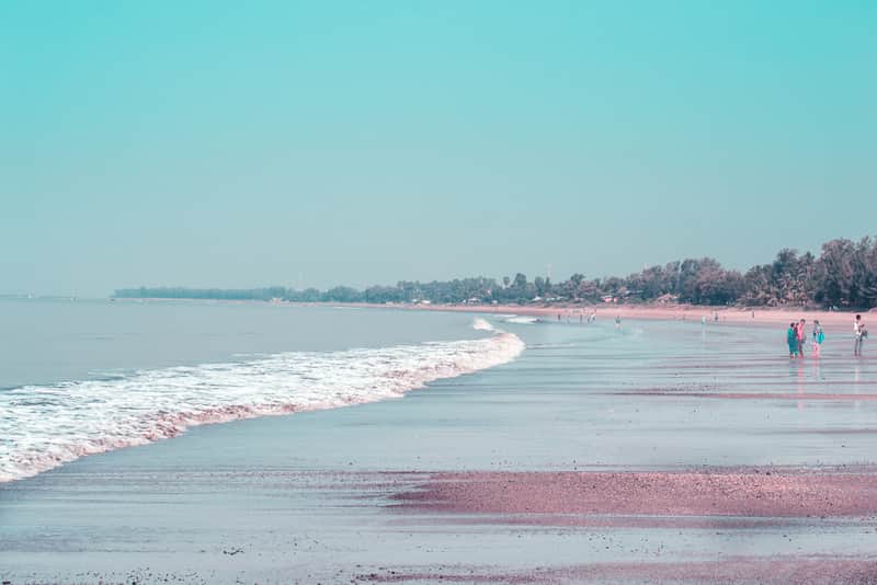 The dark sand beach of Dahanu