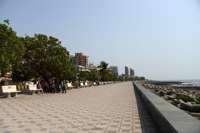 Worli Seaface is a nice place to hang out with friends during the day or night
