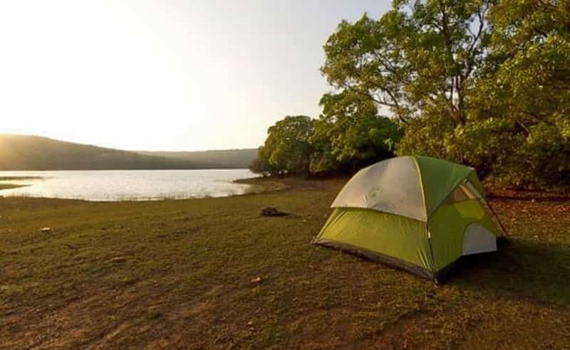 Camp by the river in Kaas