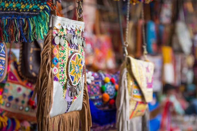 13 Amazing Places For Street Shopping in Delhi