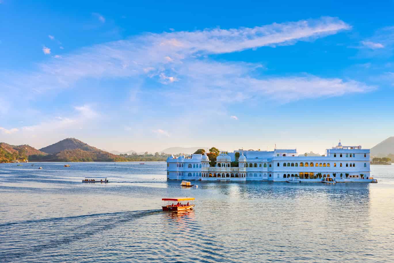 10 Reasons To Visit Lake in Udaipur (2022) | Treebo Blogs