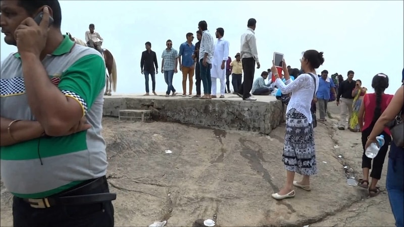 Tourists at Honeymoon Point