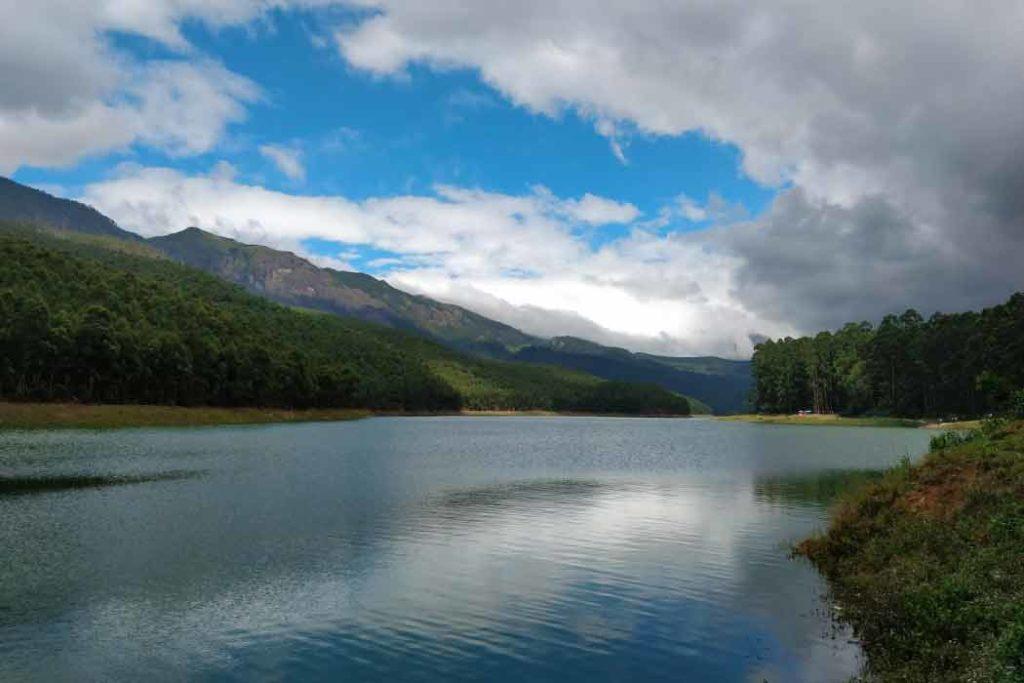 Enjoy the scenery at Echo Point while visiting the best places in Munnar.