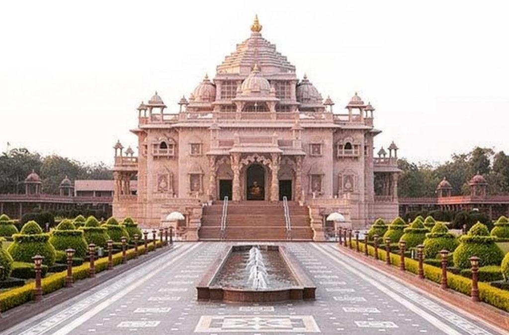 The beauty of Akshardham Temple can also be seen in Ahmedabad.