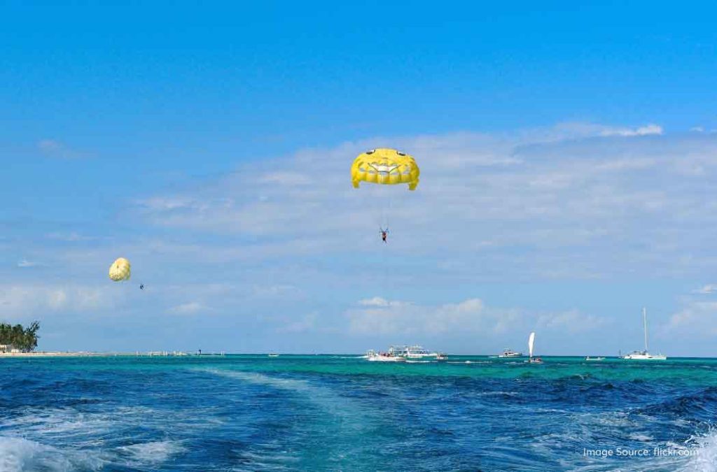 Enjoy thrilling water sports near Candolim beach in Goa