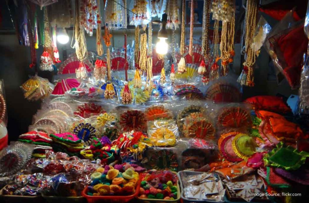 Shopping scenes outside the temple