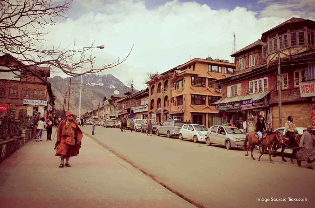Explore the places to visit in Pahalgam through taxis and buses.