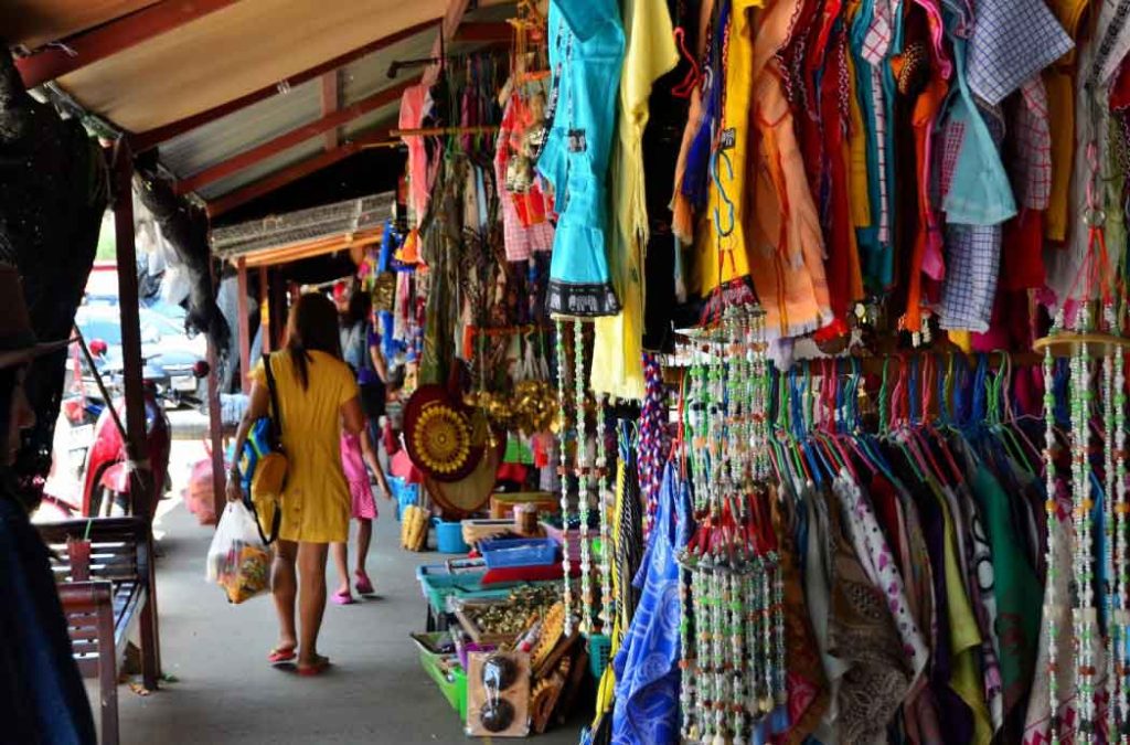 Shopping at the streets of Baga Beach 