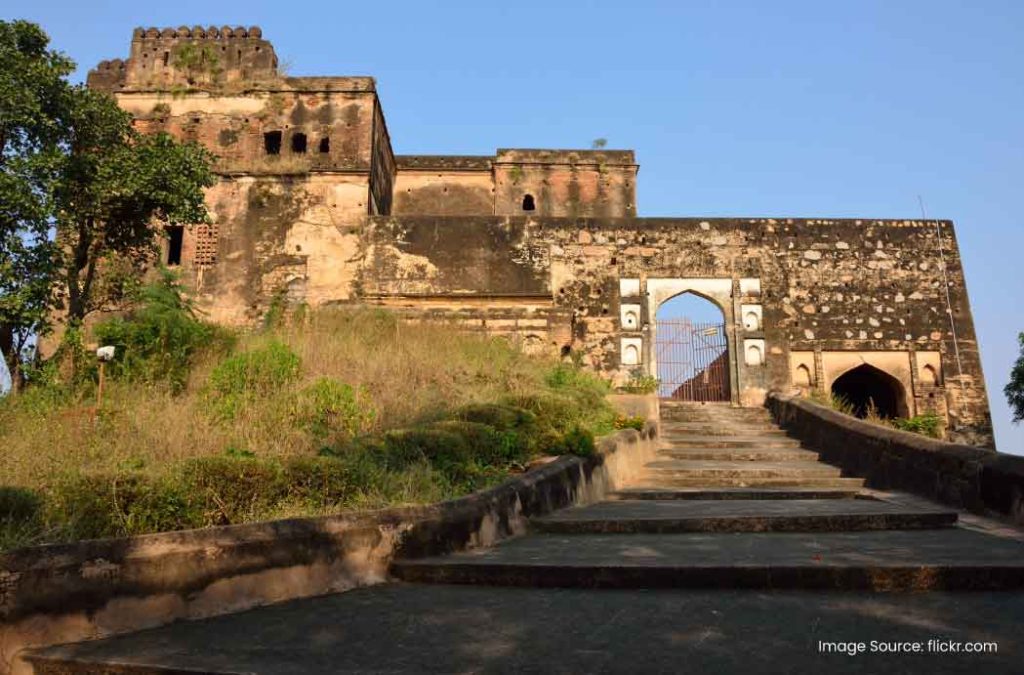 Barua Sagar Fort is one of the popular tourist places to visit in Jhansi.