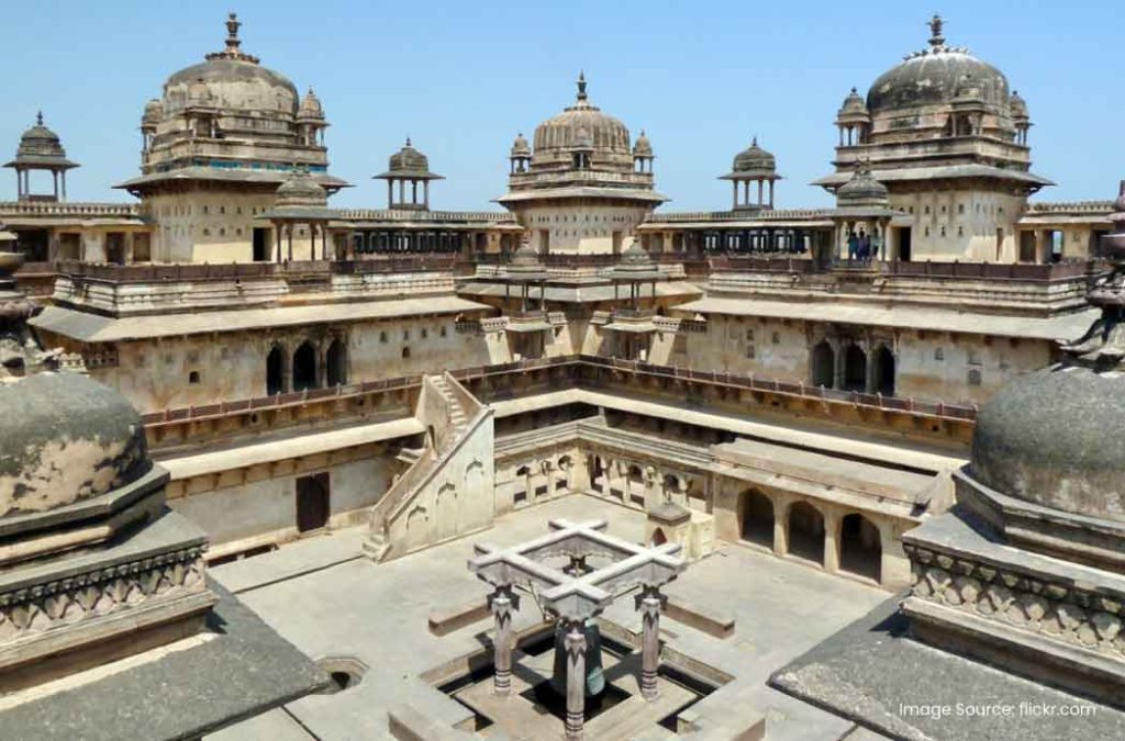 Explore places to visit in Jhansi.