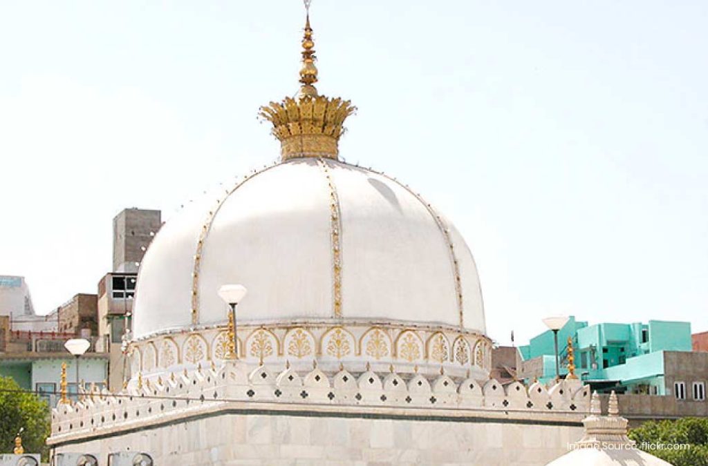 Khwaja Gharib Nawaz Dargah Sharif is one of the popular places to visit Ajmer.