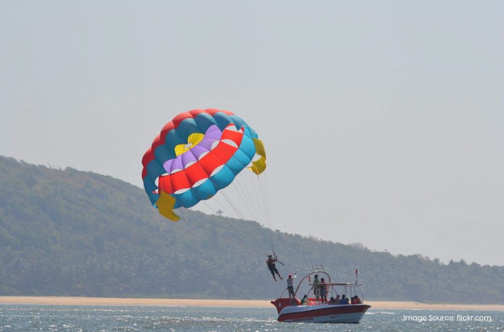 You can now enjoy thrilling parasailing in Malvan