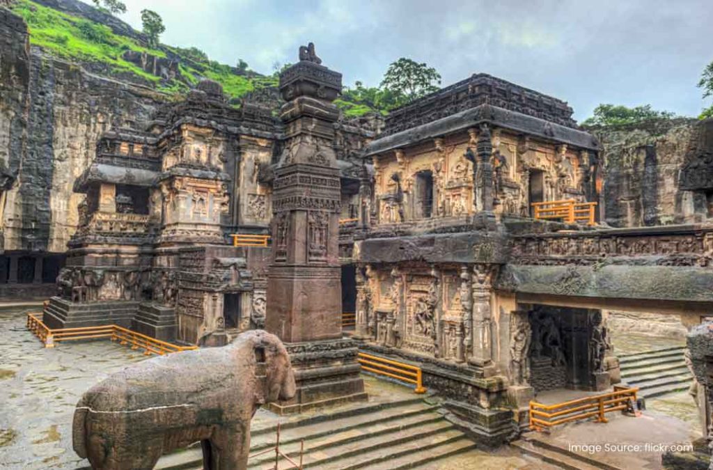 Ellora Caves are the largest rockcut cave complexes in the worlds located near Ajanta Caves.