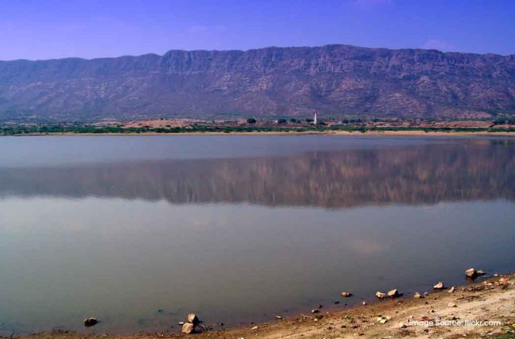 Foy Sagar Lake is a popular tourist place near Ajmer Sharif Dargah.