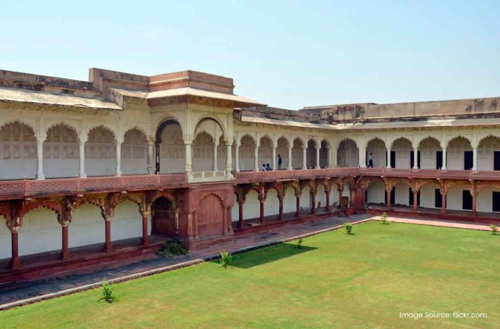You can reach Agra Fort through rail, road and air.