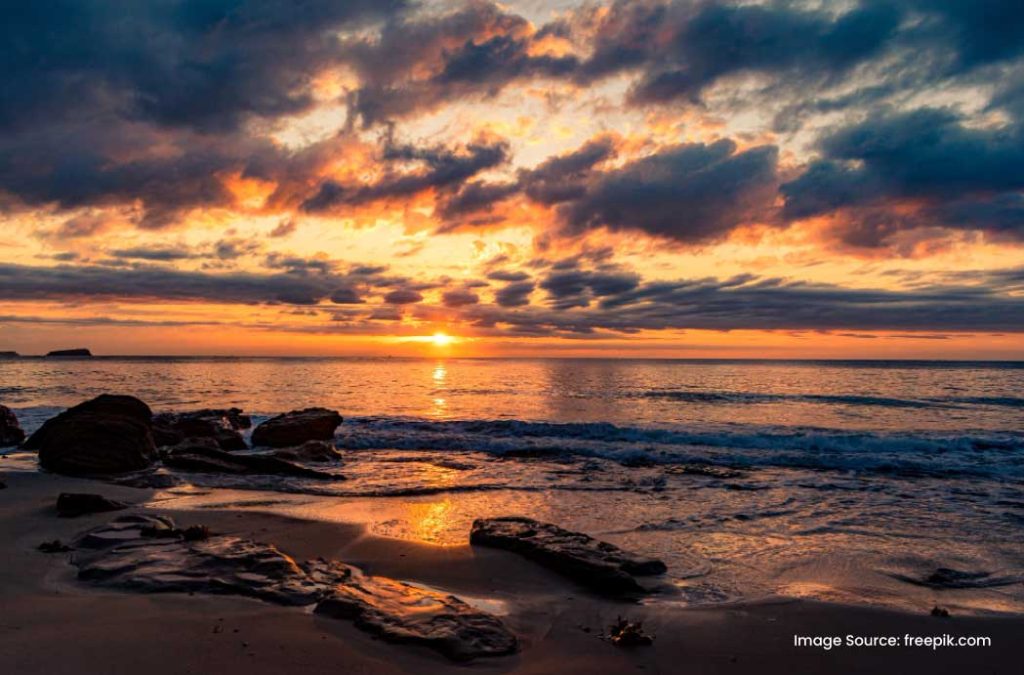 The best time to visit Kashid Beach is during winter season.