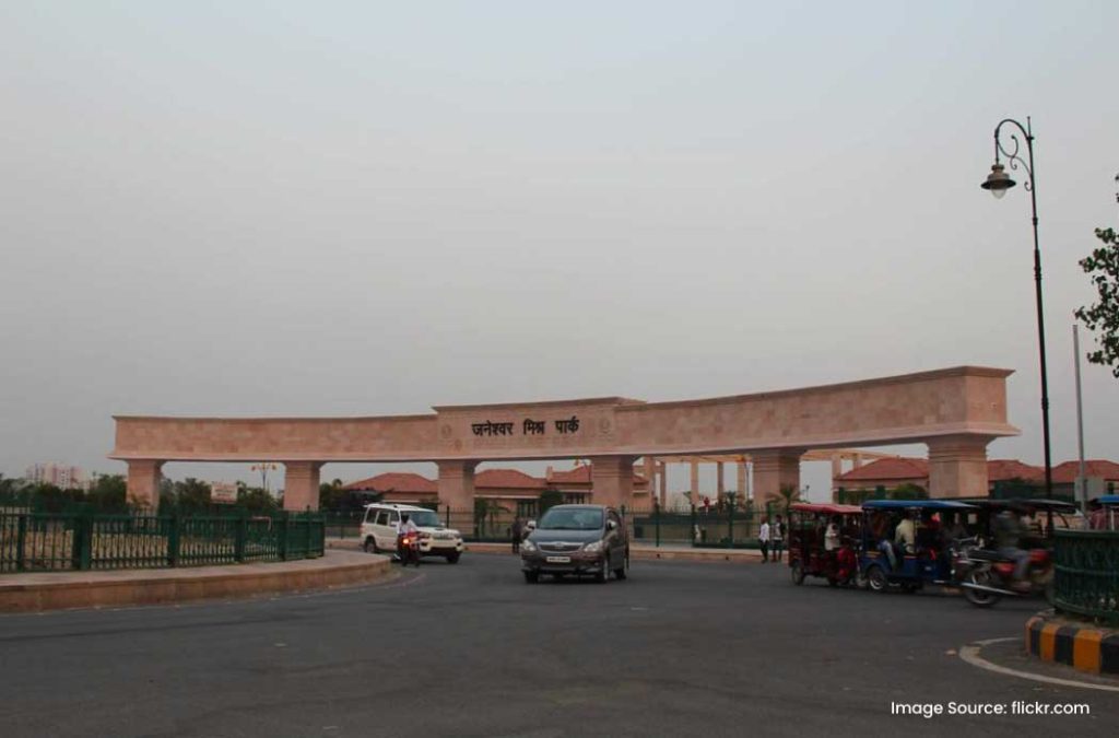 Janeshwar Mishra Park, Lucknow has excellend connectivity.