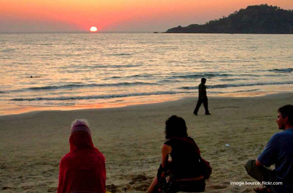 You can visit Palolem Beach by air, rail and road routes.