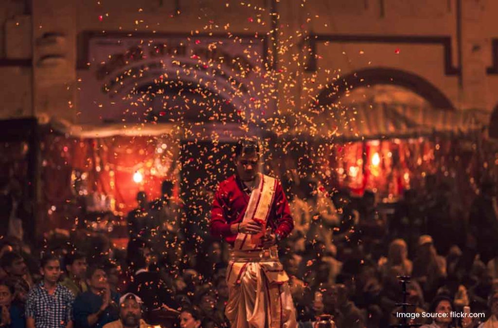 This Dashashwamedh Ghat travel guide is perfect for a spiritual getaway 